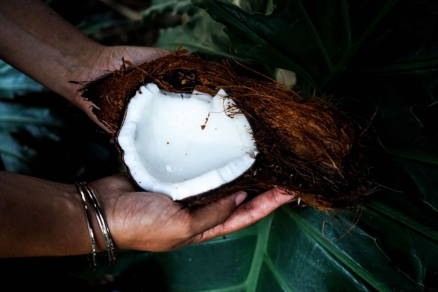 Cum alegi (si cum desfaci) o nuca de cocos proaspata