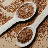 Semințe de in: beneficii, contraindicații și cum se consumă în dieta zilnică