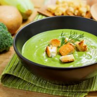 Supă cremă de broccoli cu cremă de caju