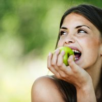 Cum să îți controlezi pofta de mâncare: Sfaturi naturiste pentru a reduce pofta de mâncare și a-ți menține greutatea sănătoasă inlocuieste poftele nesanatoase cu mar