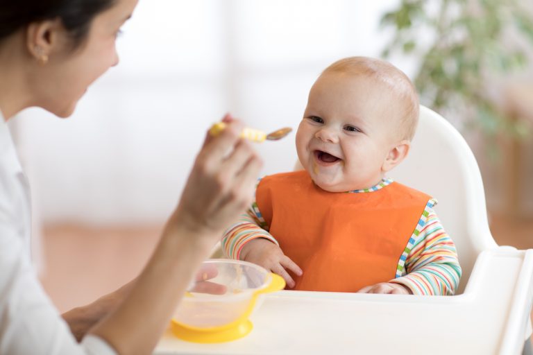 Cum îți hrănești bebelușul în primul an de viață?