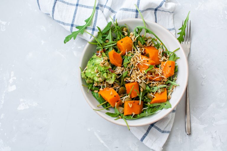 Salată de rucola cu semințe și cartofi dulci – sănătate-n bol