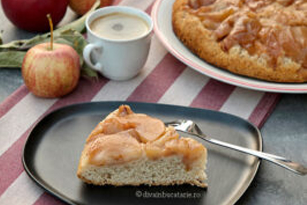 Prăjitură răsturnată cu mere