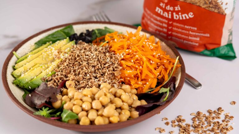 Buddha bowl cu fulgi crocanți de hriscă