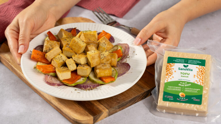 Cuburi de tofu rumenite cu legume coapte