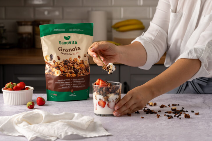 Parfait cu fructe de pădure și Granola Proteică