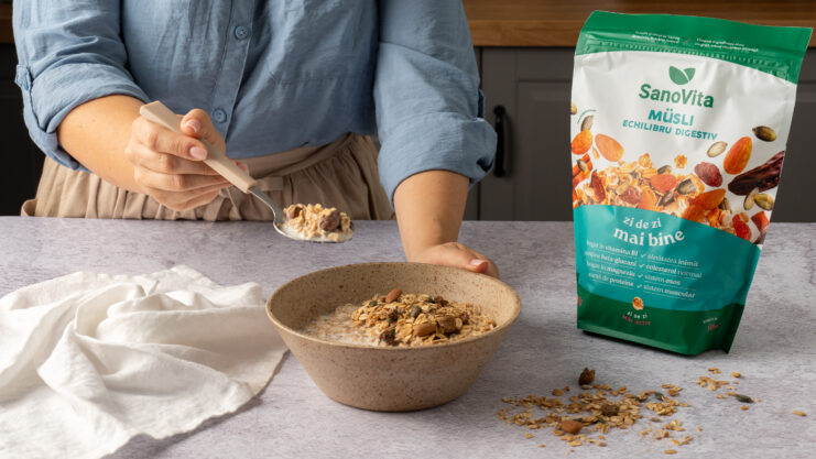 Bol cu musli și fructe proaspete