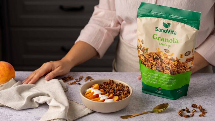 Bol cu Granola Seminte, iaurt si fructe