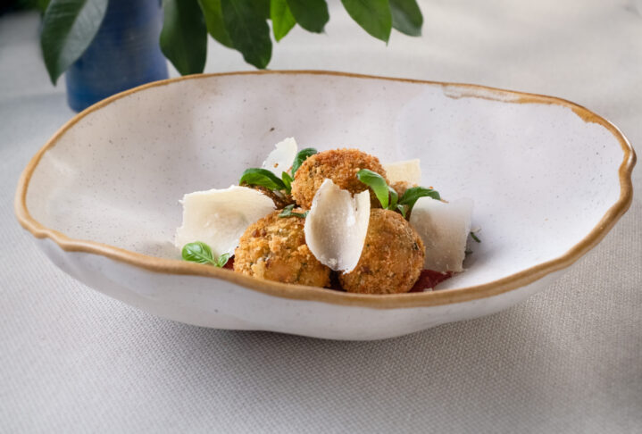 Chiftele tip arancini de curcan și quinoa cu verdețuri și sos de ardei copți cu busuioc