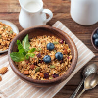 Ce este granola? Beneficii, diferențe față de müsli și cum alegi o granola sănătoasă