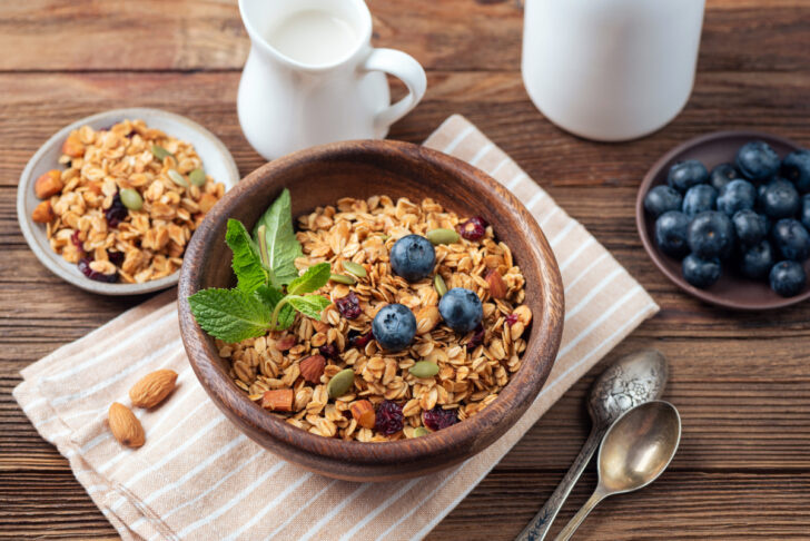 Ce este granola? Beneficii, diferențe față de müsli și cum alegi o granola sănătoasă