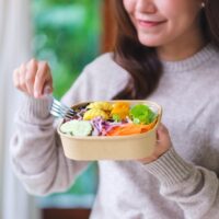 Dieta hipocalorică: ce este și cum arată un regim echilibrat în deficit caloric bol cu mancare de dieta